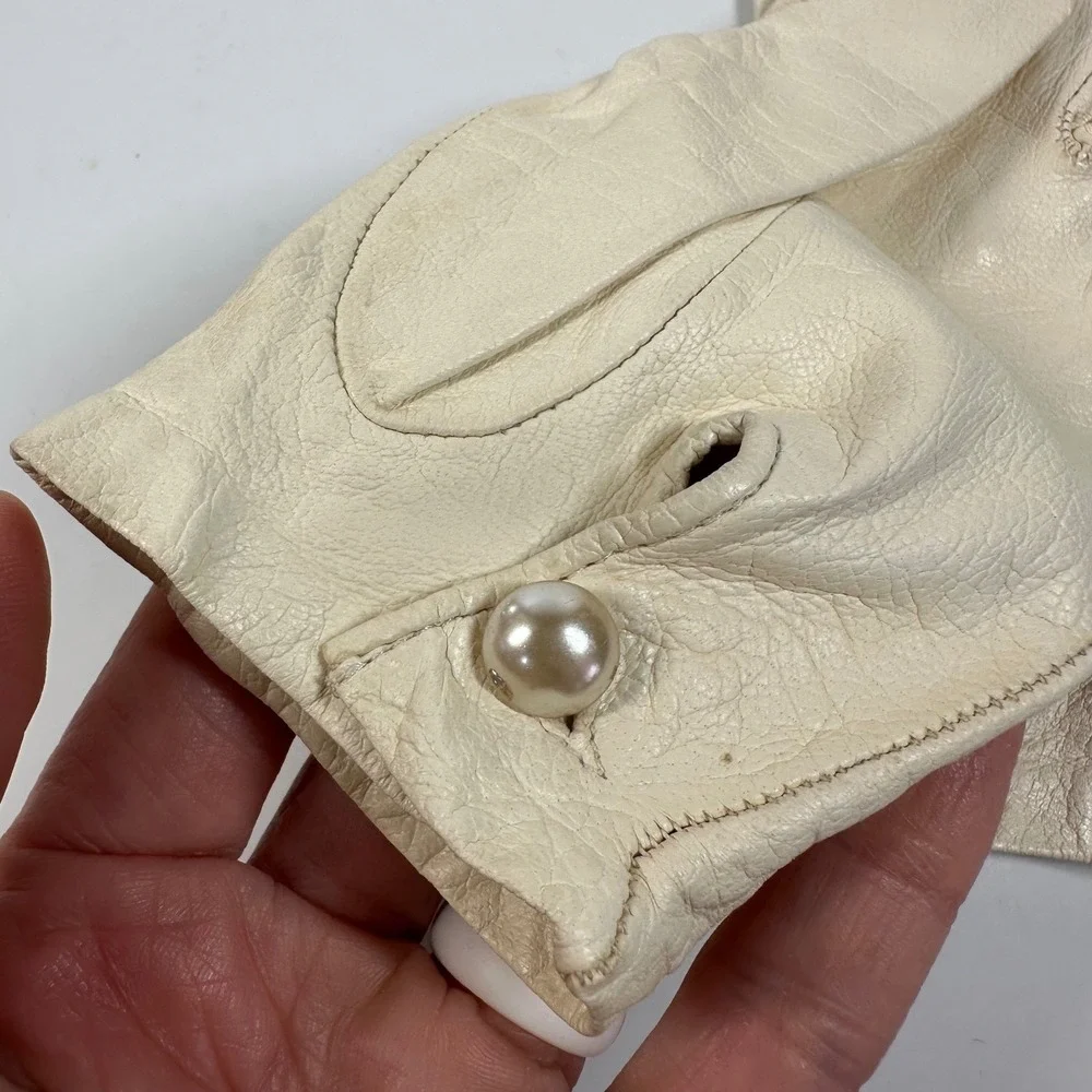 Vintage Off White Leather Gloves Ivory‎ Pearl Closure Formal Evening Sz 6.5
